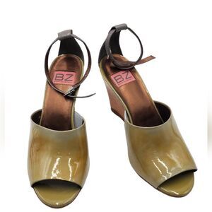 NWOB Banfi Zambrelli women's two - tone leather wedge ankle strap sandals 7M